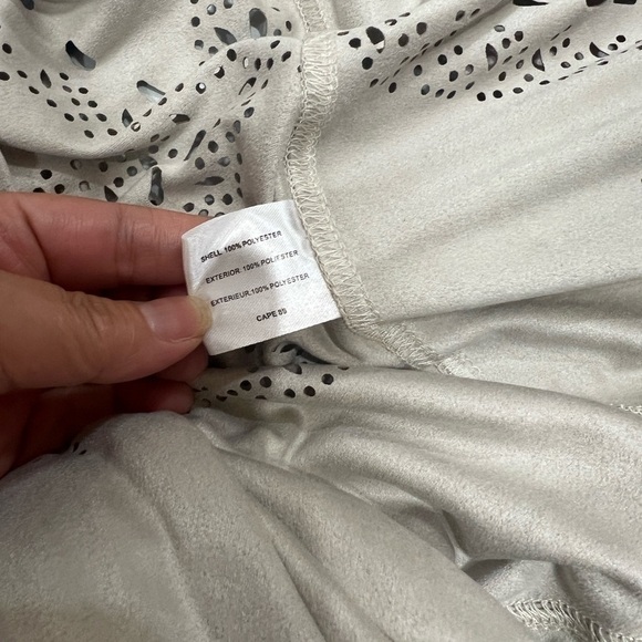 LENA GABRIELLE NEW YORK laser cut micro suede women’s shawl poncho in Grey OSFA - Picture 12 of 17